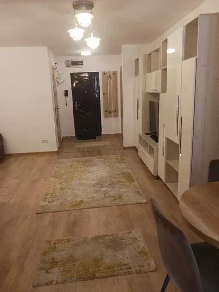 Dristor, 2 minute metrou in spatele shaormeriei.
