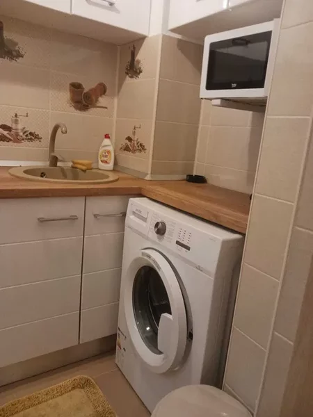 Dristor, 2 minute metrou in spatele shaormeriei.