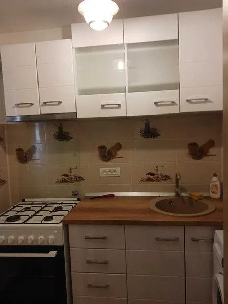 Dristor, 2 minute metrou in spatele shaormeriei.
